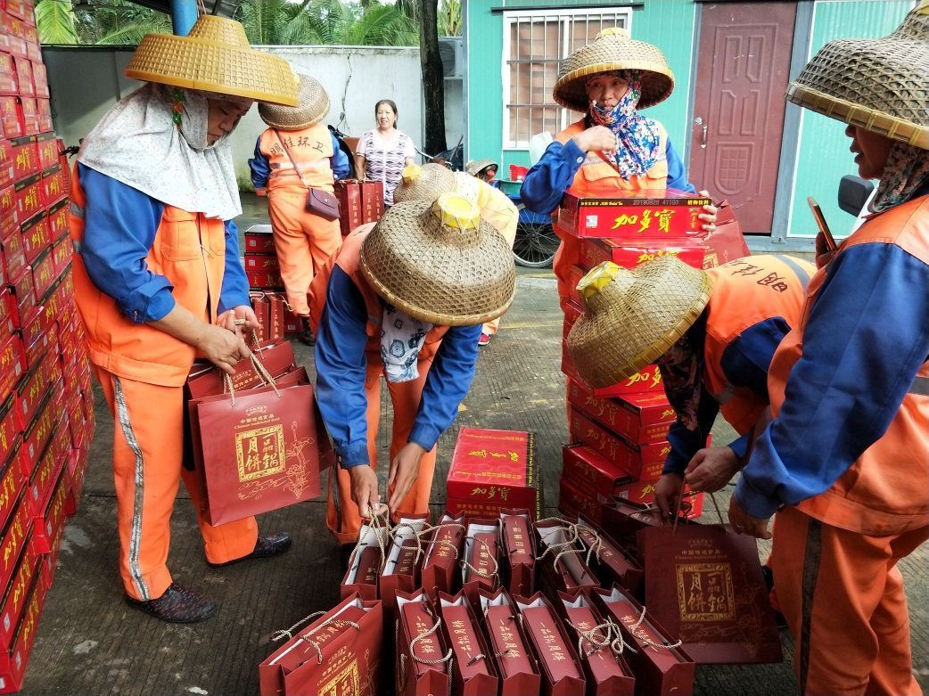 ? ?“中秋佳節(jié)、情暖職工” ? ? ? ? ?-----明佳集團(tuán)黨支部及工會(huì)組織開展中秋慰問活動(dòng)